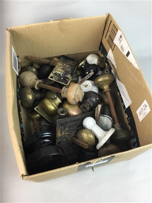 Lot 140 - A LOT OF VINTAGE DOOR HANDLES AND KNOBS