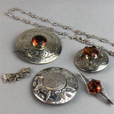 Lot 7 - A LOT OF SILVER AND PLATED BROOCHES