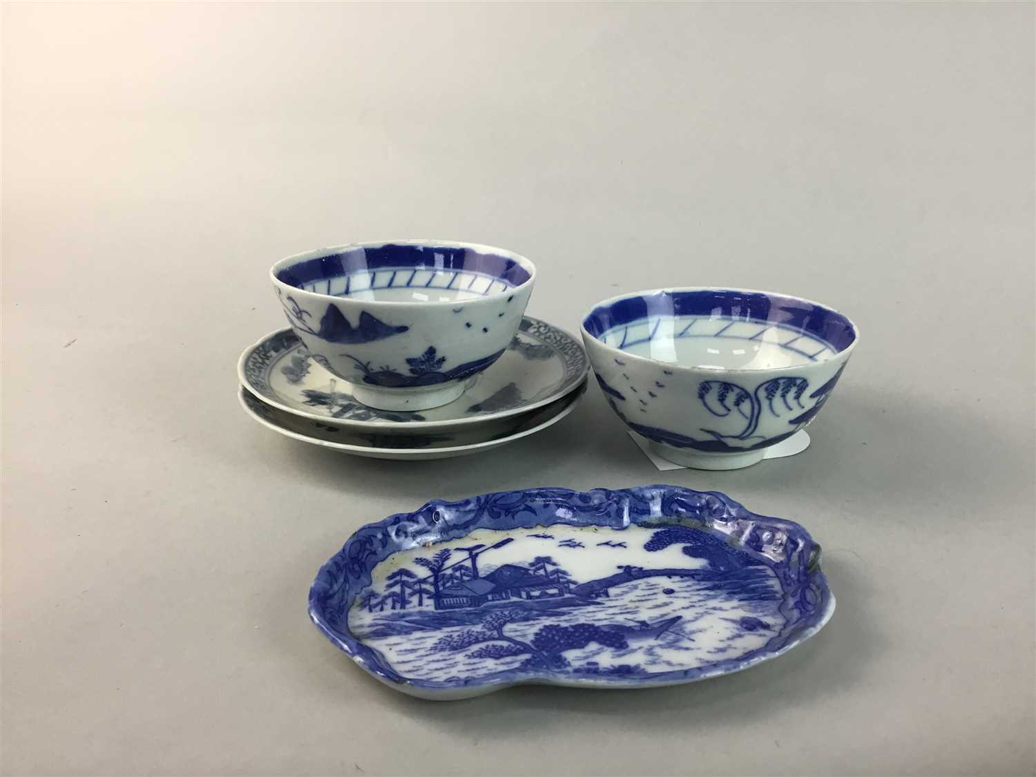 Lot 51 - A LOT OF CHINESE CERAMICS