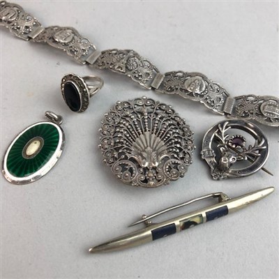 Lot 22 - A GROUP OF SILVER AND COSTUME JEWELLERY