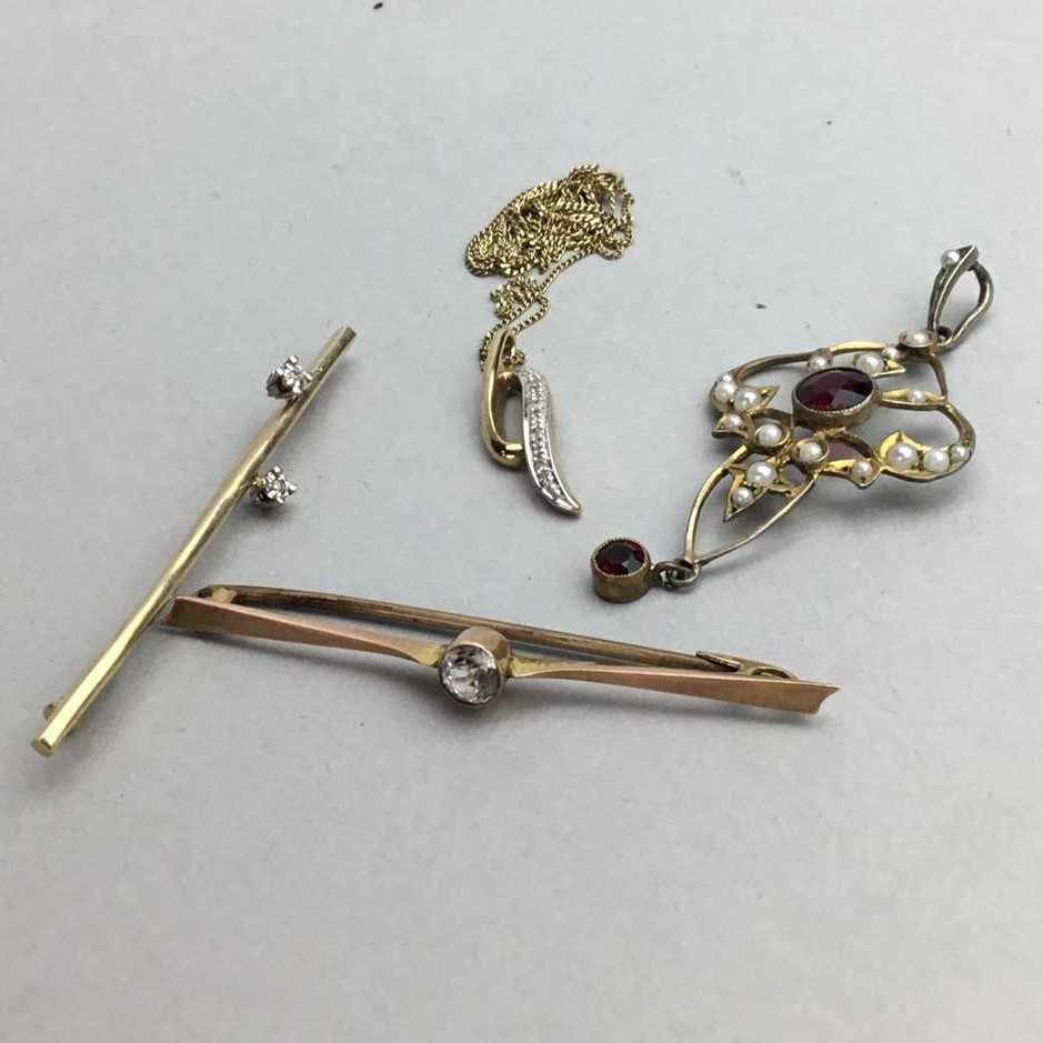 Lot 25 - A NINE CARAT GOLD PENDANT AND A GROUP OF COSTUME JEWELLERY