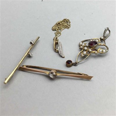 Lot 25 - A NINE CARAT GOLD PENDANT AND A GROUP OF COSTUME JEWELLERY