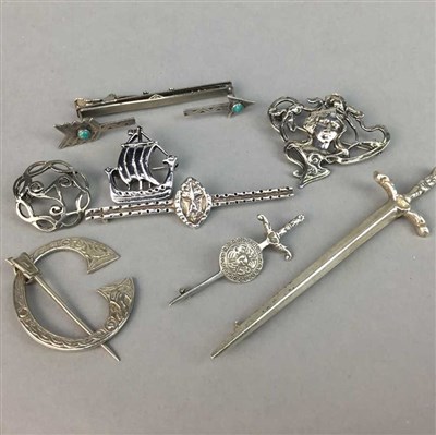 Lot 14 - A SCOTTISH SILVER KILT PIN BY ROBERT ALLISON AND SILVER BROOCHES