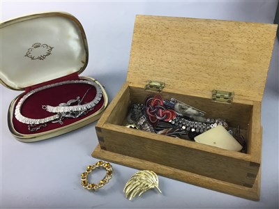 Lot 219 - A COLLECTION OF COSTUME JEWELLERY