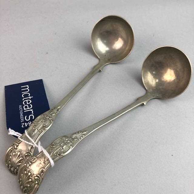 Lot 13 - A SET OF ELEVEN SILVER TEASPOONS AND OTHER SILVER AND SILVER PLATED ITEMS