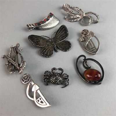 Lot 84 - A GROUP OF 20TH CENTURY BROOCHES