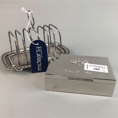 Lot 282 - A SILVER PLATED TOAST RACK AND OTHER PLATED ITEMS