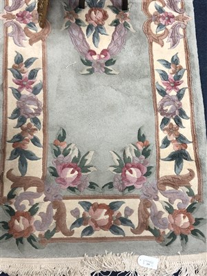 Lot 255 - A 20TH CENTURY CIRCULAR RUG AND A SIMILAR DESIGN RUNNER