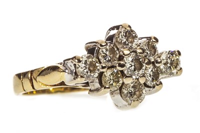 Lot 15 - A DIAMOND CLUSTER RING