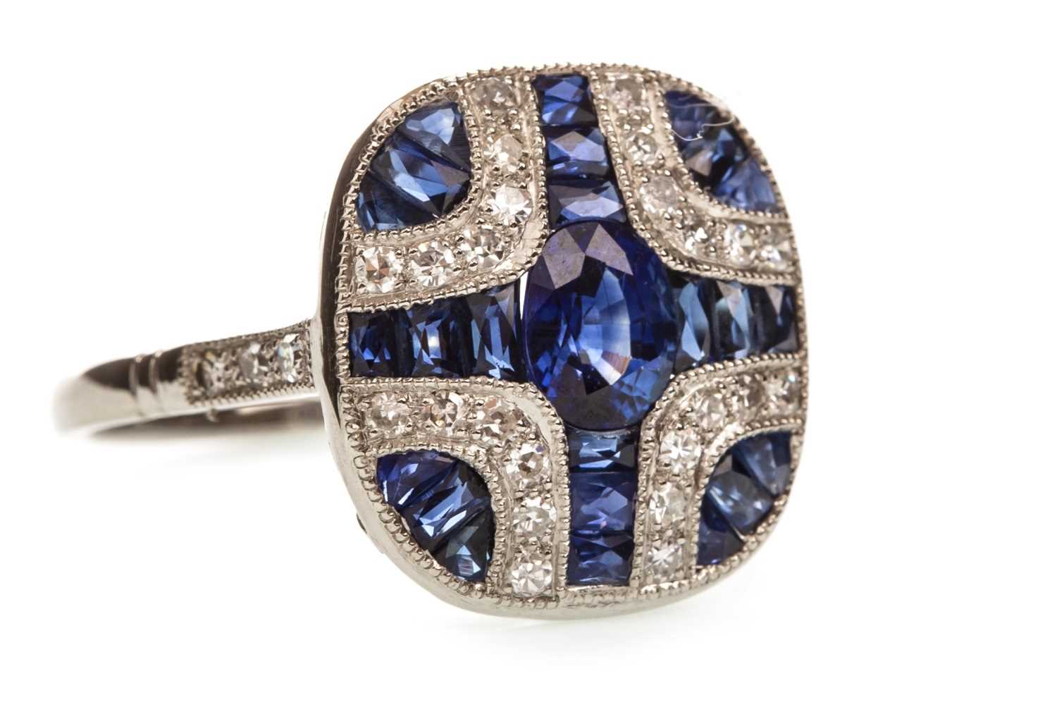 Lot 119 - A SAPPHIRE AND DIAMOND RING