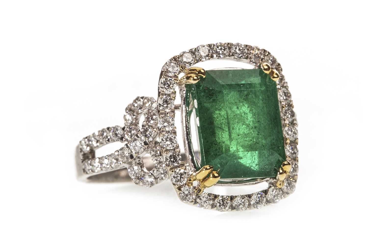 Lot 149 - AN EMERALD AND DIAMOND RING