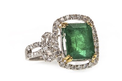Lot 149 - AN EMERALD AND DIAMOND RING