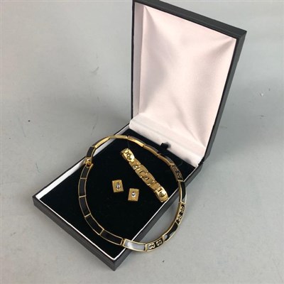 Lot 334 - A COLLECTION OF COSTUME JEWELLERY