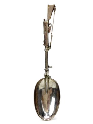 Lot 809 - A SILVER SPOON IN THE FORM OF A RIFLE