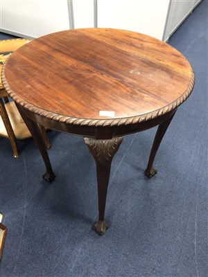 Lot 424 - AN OAK OCCASIONAL TABLE
