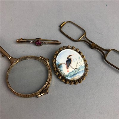 Lot 309 - EARLY 20TH CENTURY LORGNETTE, THREE BROOCHES AND A PAIR OF GLASSES
