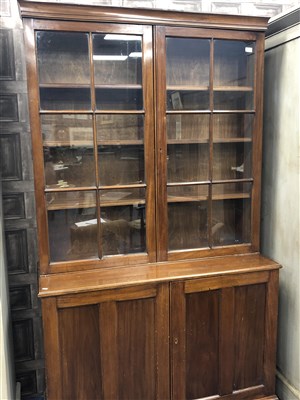Lot 430 - AN EARLY 20TH CENTURY MAHOGANY CABINET BOOKCASE