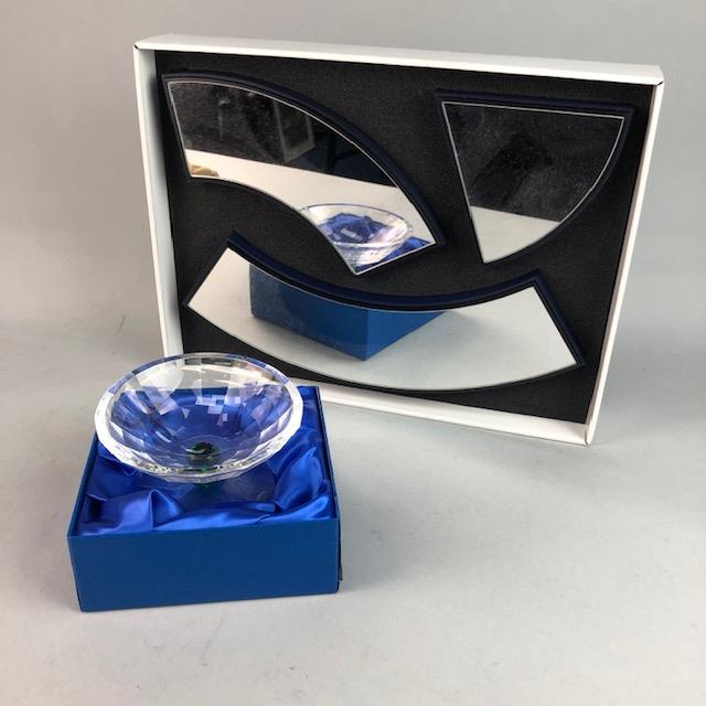 Lot 405 A SWAROVSKI CRYSTAL HOME DISPLAY STAND AND