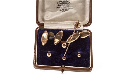 Lot 60 - A SET OF CUFFLINKS, STUDS AND A PIN