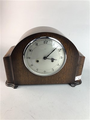 Lot 361 - AN ART DECO STYLE OAK CASED MANTEL CLOCK