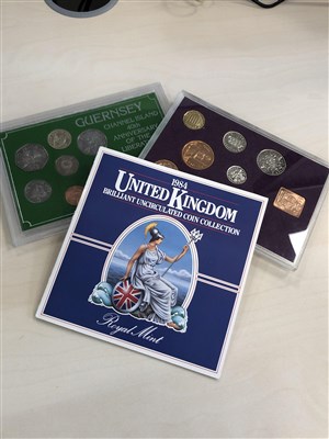 Lot 366 - A GROUP OF COINS, COINAGE SETS AND BANKNOTES