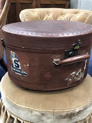 Lot 385 - AN EARLY 20TH CENTURY HAT BOX AND PITH HELMET