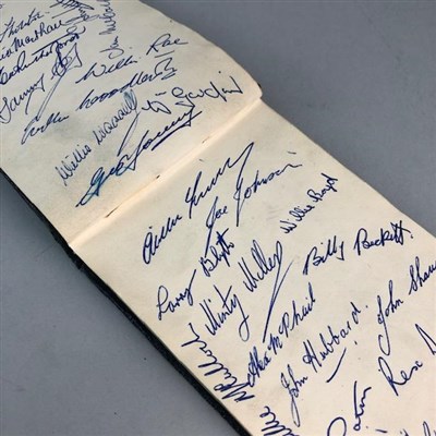 Lot 41 - AN AUTOGRAPH ALBUM OF FOOTBALLERS FROM THE 1950S