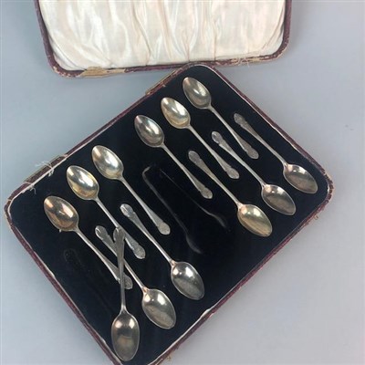 Lot 225 - A CASED SET OF TWELVE SILVER COFFEE SPOONS