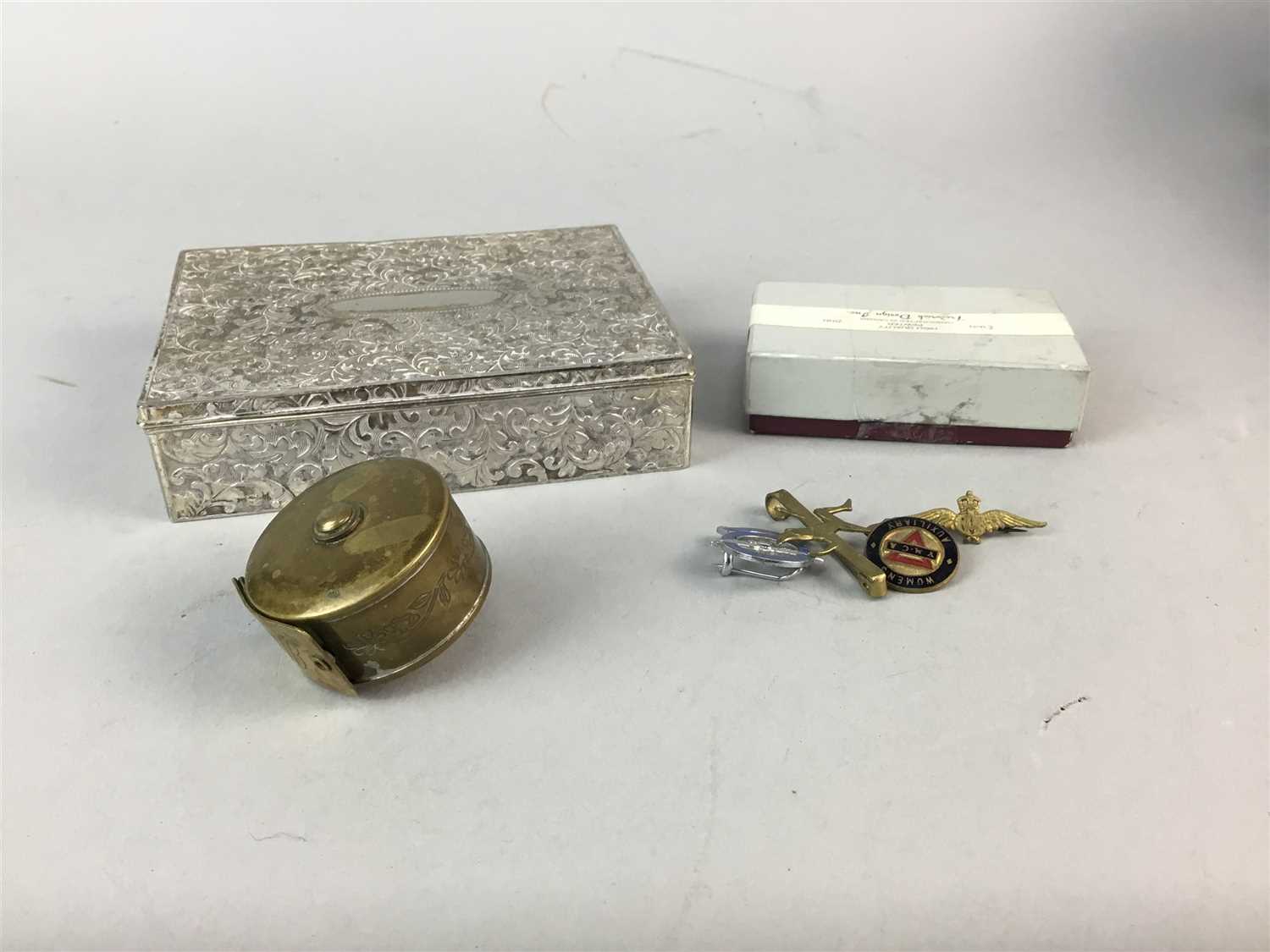 Lot 122 - A NOVELTY TAPE MEASURE MODELLED AS A FISHING REEL AND A GROUP OF COINS