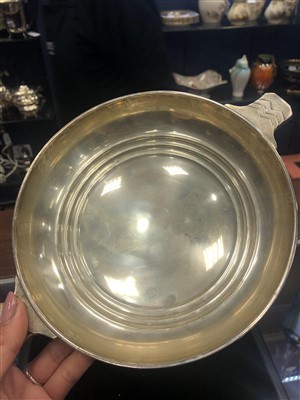 Lot 831 - A SILVER QUAICH SHAPED SILVER BOWL BY WALKER AND HALL