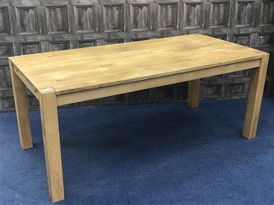 Lot 253 - A LARGE CONTEMPORARY OAK TABLE