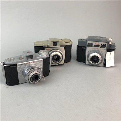 Lot 195 - A COLLECTION OF KODAK CAMERAS AND FLASHES