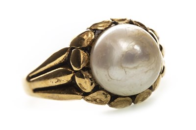 Lot 54 - A PEARL RING