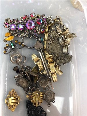 Lot 57 - A SILVER AND AGATE SWORD BROOCH AND OTHER COSTUME JEWELLERY