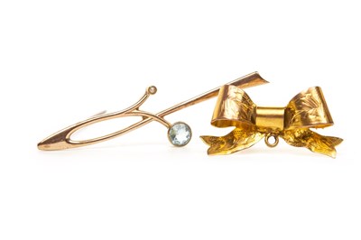 Lot 102 - TWO EARLY TWENTIETH CENTURY BROOCHES