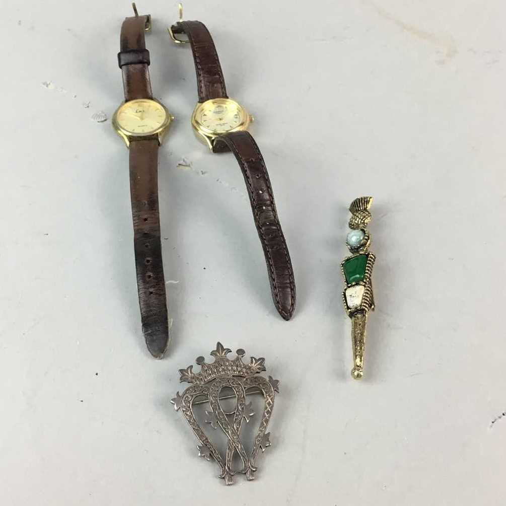 Lot 14 - A COLLECTION OF SILVER AND COSTUME JEWELLERY AND WATCHES