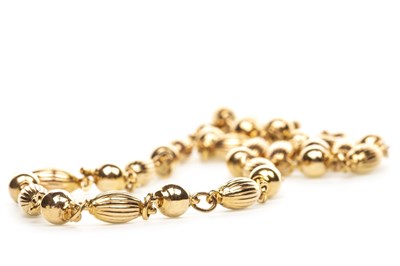 Lot 133 - A GOLD NECKLACE