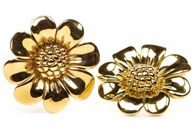 Lot 144 - A PAIR OF GOLD SUNFLOWER EARRINGS
