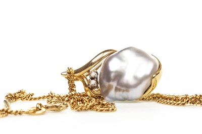 Lot 146 - A GREY BAROQUE PEARL AND DIAMOND PENDANT ON CHAIN