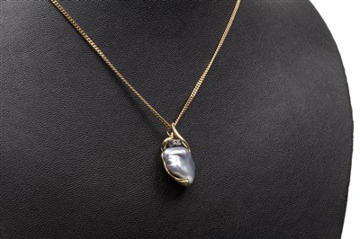 Lot 146 - A GREY BAROQUE PEARL AND DIAMOND PENDANT ON CHAIN