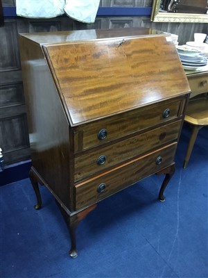 Lot 268 - A 20TH CENTURY MAHOGANY BUREAU