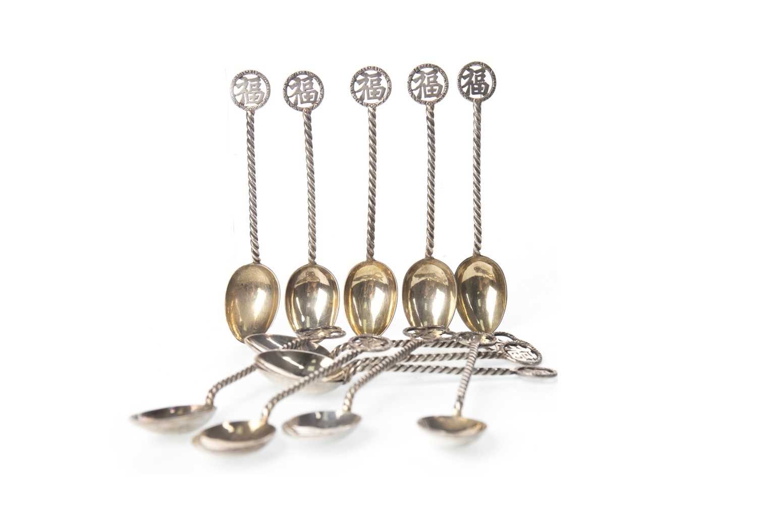 Lot 1016 - A SET OF TWELVE EARLY 20TH CENTURY CHINESE SILVER TEA SPOONS