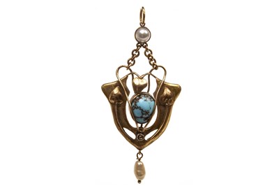 Lot 62 - AN ART NOUVEAU STYLE TURQUOISE AND PEARL PENDANT