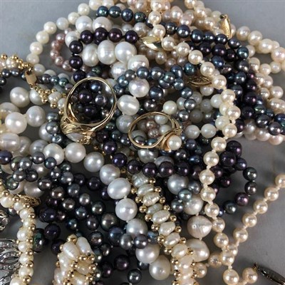 Lot 178 - A GROUP OF PEARL NECKLACES, RINGS AND BRACELETS