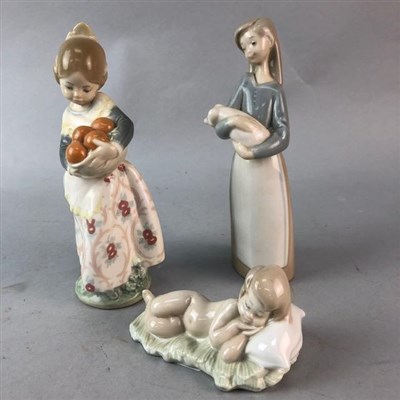 Lot 389 - A LLADRO FIGURE OF A BABY SLEEPING AND OTHER CERAMIC FIGURES