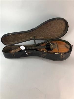 Lot 332 - A 20TH CENTURY MANDOLIN