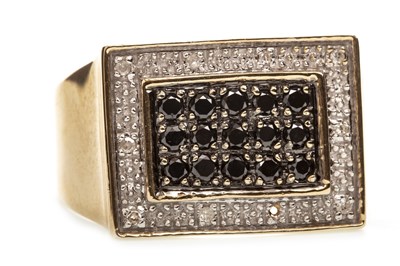 Lot 163 - A BLACK AND WHITE DIAMOND RING