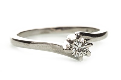 Lot 165 - A DIAMOND SOLITAIRE RING