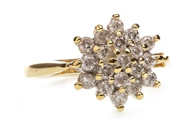Lot 166 - A DIAMOND CLUSTER RING
