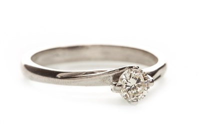 Lot 170 - A DIAMOND SOLITAIRE RING